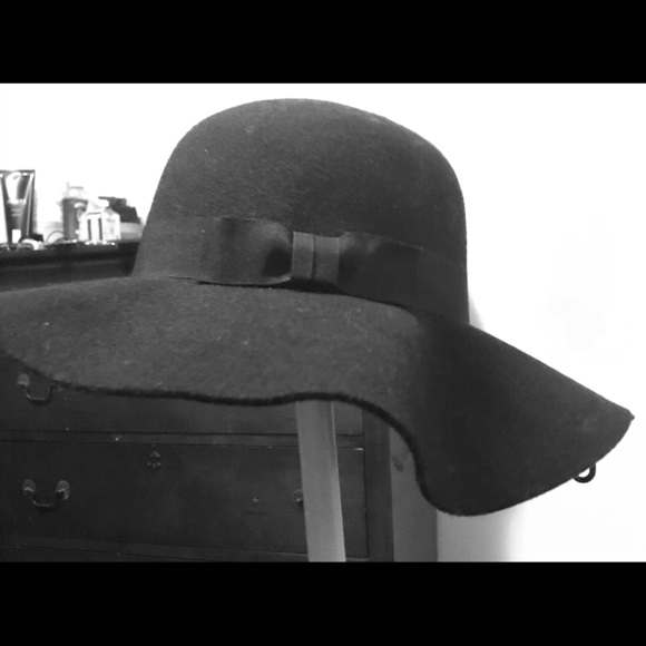 Women’s Black Hat - Picture 1 of 3